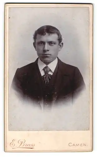 Fotografie E. Brass, Camen, Portrait junger Mann in Anzug mit Krawatte