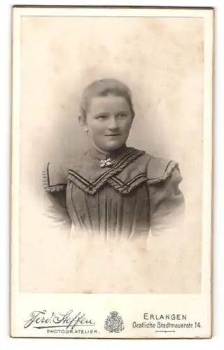 Fotografie Ferd. Steffen, Erlangen, Portrait junge Frau mit zusammengebundenem Haar