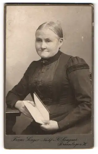 Fotografie Franz Senger, Braunlage i/H, Portrait Greisin in schwarz, Witwe