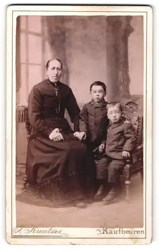 Fotografie J. Kreutzer, Kaufbeuren, Portrait Mutter mit zwei kleinen Söhnen