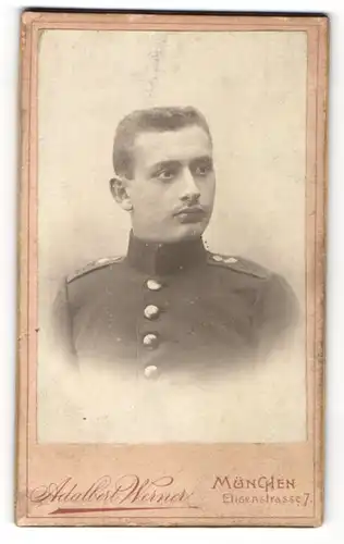 Fotografie Adalbert Werner, München, Portrait Soldat mit Bürstenhaarschnitt in Uniform