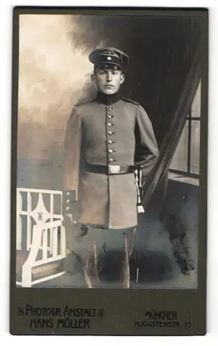 Fotografie Hans Möller, München, Portrait Solodat in Uniform mit Mütze