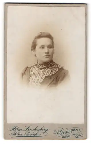 Fotografie Herm. Lindenberg, Dresden-A, Portrait junge Frau mit zusammengebundenem Haar