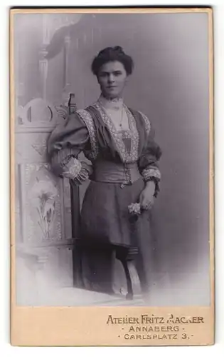 Fotografie Fritz Hacker, Annaberg, Portrait junge Dame in feierlicher Kleidung