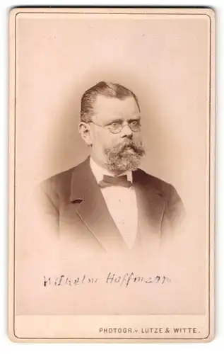 Fotografie Lutze & Witte, Magdeburg, Portrait älterer Herr mit Vollbart und Brille