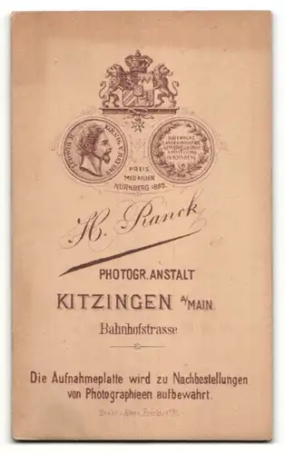 Fotografie H. Ranck, Kitzingen, Portrait Kleinkind in zeitgenöss. Kleidung