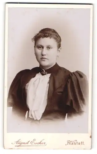 Fotografie August Escher, Rastatt, Portrait Fräulein in festlicher Garderobe