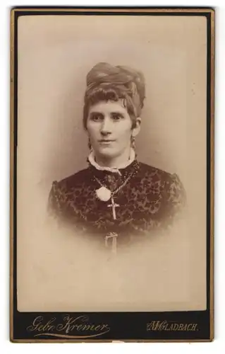 Fotografie Gebr. Kremer, M.-Gladbach, Portrait Dame mit aufwendiger Frisur und Kruzifix