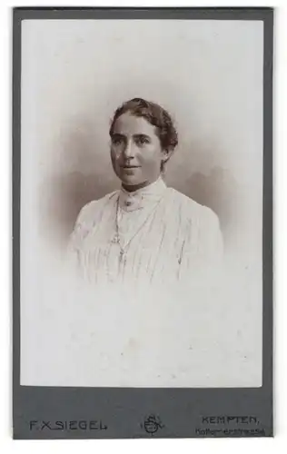 Fotografie F. X. Siegel, Kempten, Portrait Dame mit zusammengebundenem Haar