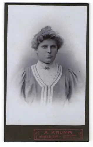 Fotografie A. Krumm, Mindelheim, Portrait junge Dame mit Hochsteckfrisur
