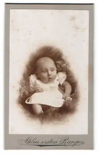 Fotografie unbekannter Fotograf und Ort, Portrait Säugling in Kleidchen