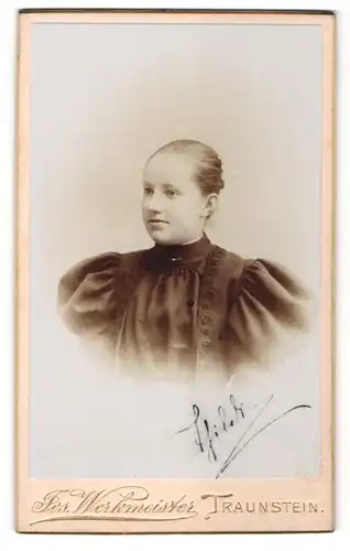 Fotografie Jos. Werkmeister, Traunstein, Portrait Mädchen mit zusammengebundenemn Haar in festlicher Kleidung