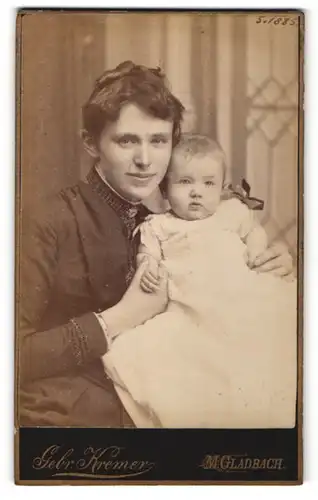 Fotografie Gebr. Kremer, M. Gladbach, Portrait Mutter mit Säugling