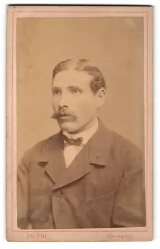 Fotografie Ph. Uhl, Giessen, Portrait Herr mit Oberlippenbart und zurückgekämmtem Haar