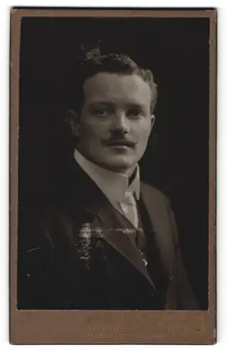 Fotografie Oscar Pöckl, München, Portrait junger Herr mit Oberlippenbart in Anzug