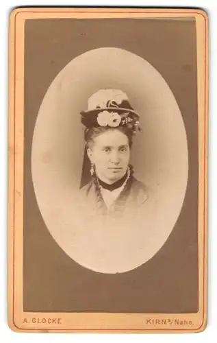 Fotografie A. Glocke, Kirn a/Nahe, Portrait junge Dame mit traditionellem Kopfschmuck