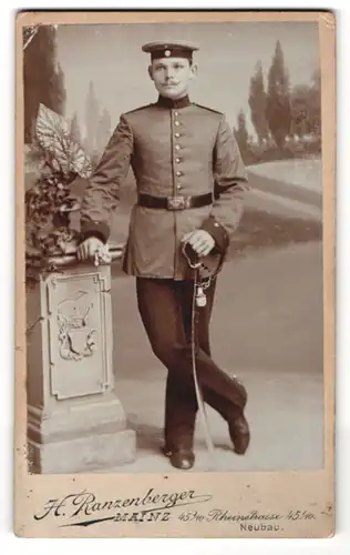 Fotografie H. Ranzenberger, Mainz, Portrait Soldat mit Hessen-Koppelschloss und Säbel