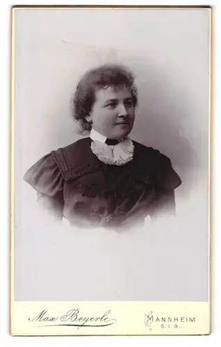 Fotografie Max Beyerle, Mannheim, Portrait junge Frau in festlicher Garderobe