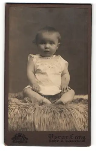 Fotografie Oscar Lang, Lahr i/B, Portrait Säugling in Leibchen