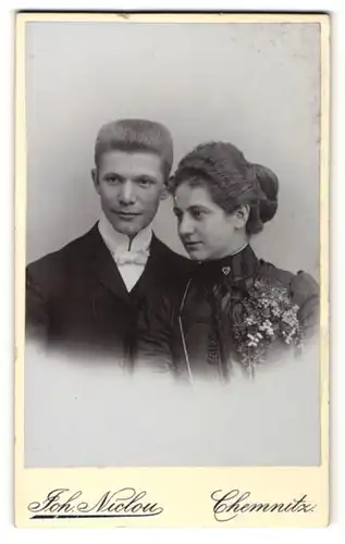 Fotografie Joh. Niclou, Chemnitz, Portrait junges Paar in festlicher Garderobe