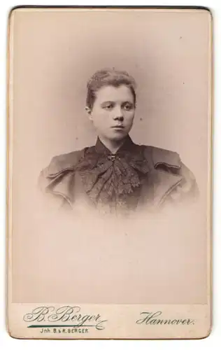 Fotografie B. Berger, Hannover, Portrait junge Frau in feierlicher Kleidung
