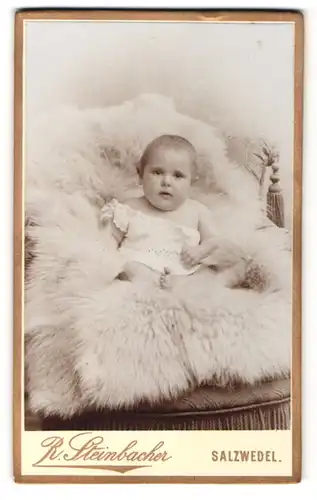 Fotografie R. Steinbacher, Salzwedel, Portrait Kleinkind in Leibchen