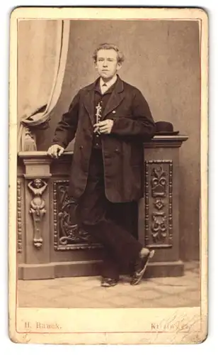 Fotografie H. Ranck, Kitzingen, Portrait junger Mann in zeitgenöss. Kleidung mit Zigarre