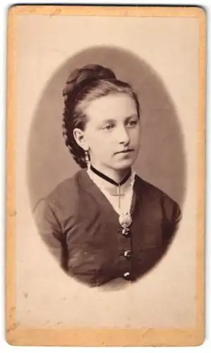 Fotografie Jos. Ernst, Cham, Portrait Fräulein mit aufwendiger Frisur