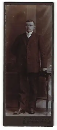 Fotografie L. Seebeck, Bremervörde, Portrait junger Herr in Anzug mit Hemd mit Stehkragen