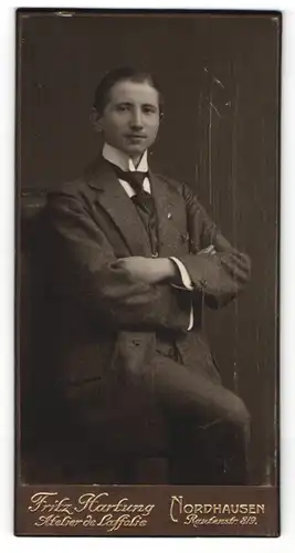 Fotografie Fritz Hartung, Nordhausen, Portrait junger Herr in Anzug mit Krawatte