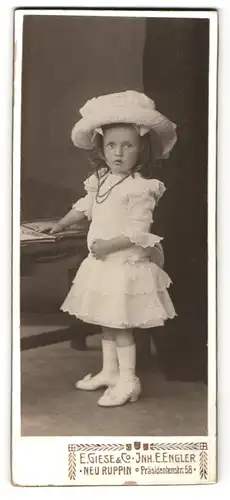 Fotografie E. Giese & Co., Neu Ruppin, Portrait kleines Mädchen in Kleid mit Hut