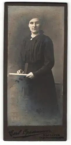 Fotografie Carl Oppermann, Hannover, Portrait junge Frau in schwarzer Kleidung