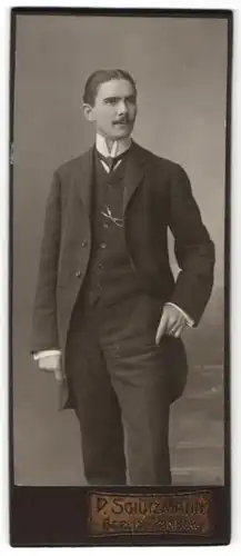Fotografie P. Schützmann, Berlin-Pankow, Portrait junger Herr in Anzug mit Hemd mit Stehkragen