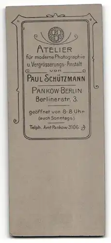 Fotografie P. Schützmann, Berlin-Pankow, Portrait junger Herr in Anzug mit Hemd mit Stehkragen