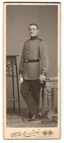 Fotografie Wilh. Gerlich, Neuruppin, Portrait Soldat in Uniform