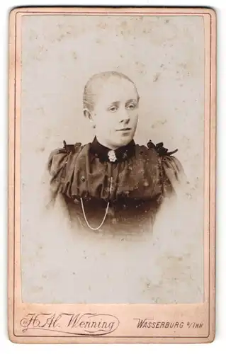 Fotografie H. Al. Wenning, Wasserburg a/Inn, Portrait junge Frau mit zusammengebundenem Haar