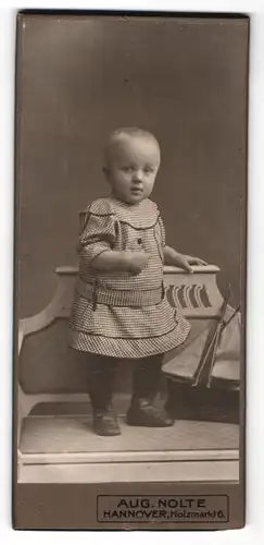 Fotografie Aug. Nolte, Hannover, Portrait Kleinkind mit kurzen Haaren