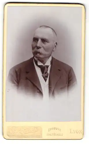 Fotografie A. Excler, Lyon, Portrait älterer Herr mit Schnauzbart