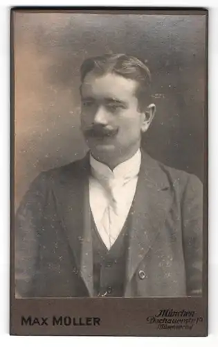 Fotografie Max Müller, München, Portrait Herr in Anzug mit Krawatte