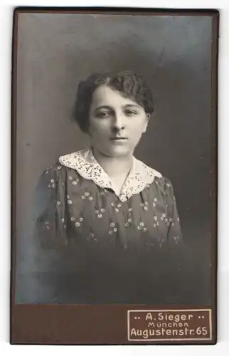 Fotografie A. Sieger, München, Portrait Portrait junge Frau mit zusammengebundenem Haar