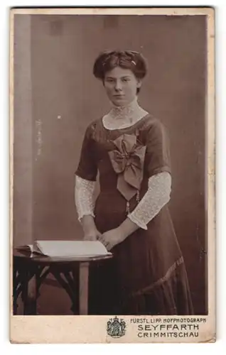 Fotografie Seyffarth, Crimmitschau, Portrait junge Dame mit Hochsteckfrisur in Kleid