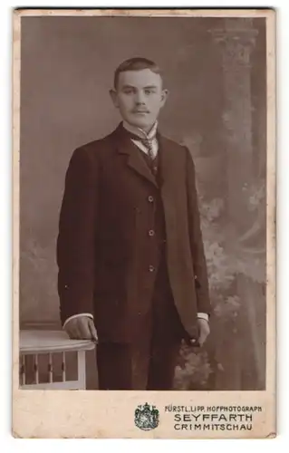Fotografie Seyffarth, Crimmitschau, Portrait junger Mann in Anzug mit Krawatte