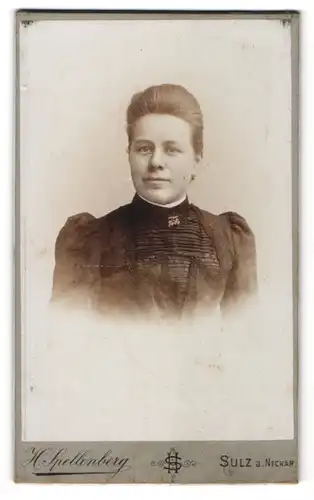 Fotografie H. Spellenberg, Sulz a/Neckar, Portrait Frau mit zusammengebundenem Haar