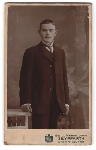 Fotografie Seyffarth, Crimmitschau, Portrait junger Mann mit Oberlippenbart in Anzug