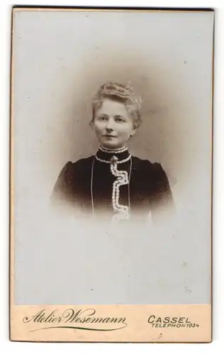 Fotografie Atelier Wesemann, Cassel, Portrait Dame mit zusammengebundenem Haar