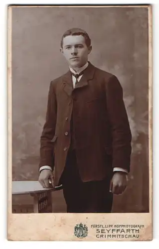 Fotografie Seyffarth, Crimmitschau, Portrait junger Mann in Anzug