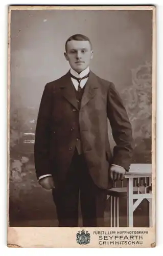 Fotografie Seyffarth, Crimmitschau, Portrait junger Mann in Anzug mit Hemd mit Stehkragen