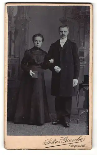 Fotografie Julius Grusche, Neugersdorf i/Sachs., Portrait Paar in feierlicher Garderobe