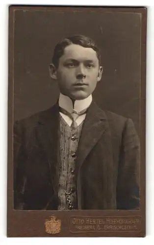 Fotografie Otto Hertel, Freiberg i/S, Portrait junger Herr in Anzug mit Hemd mit Stehkragen