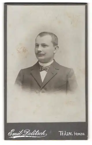 Fotografie Emil Delitsch, Thum i/Erzg., Portrait junger Herr in Anzug